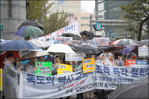 빗속에서도 많은 시민들이 참가했습니다. 